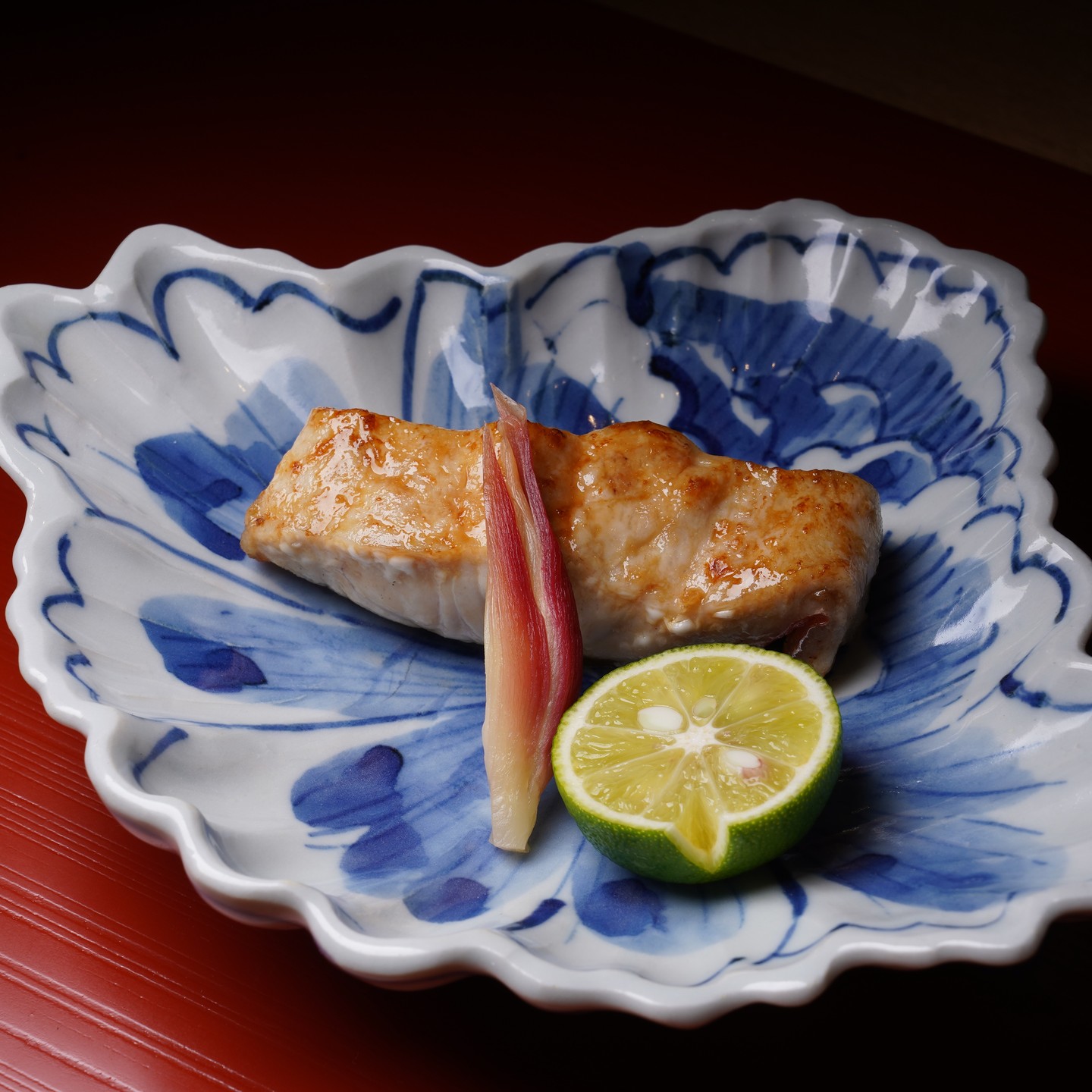 金目鯛の付け焼き。銚子のすごく太った金目鯛の付け焼きです。手前に酢橘と茗荷の甘酢漬けをあしらっております。今の時期たたき木の芽をかけますが、撮影用というのもあり、今回はナシです。やはり炭で焼いた新鮮な魚は最高においしです。#日本料理#おまかせ#予約制#和食#会席・懐石#東京#美味しい酒#美味しい日本酒#美味しい焼酎#美味しい白ワイン#美味しいビール#美味しいウイスキー#特別ディナー#鮮魚#英語メニュー#豊洲市場#森下駅　#清澄白河駅#都営新宿線#大江戸線#半蔵門線#コロナ対策#English#English menu. #English Speaker